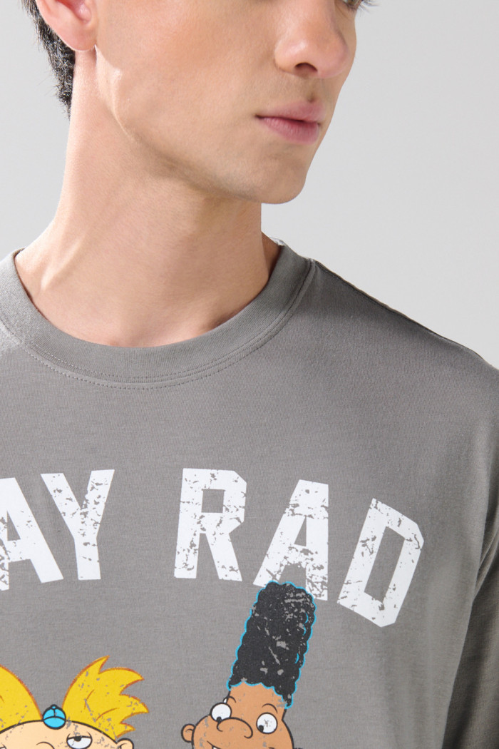 Camiseta gris intensa manga corta con arte de Hey Arnold
