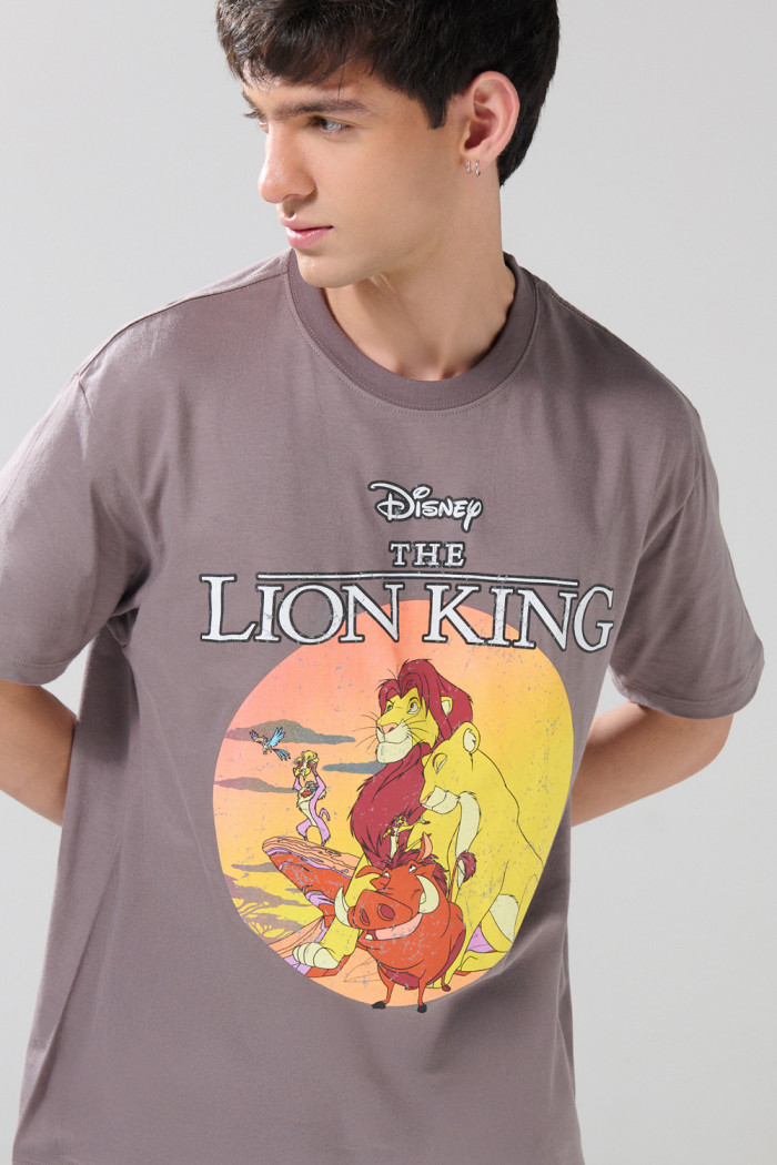 Camiseta cuello redondo gris medio con arte del Rey León