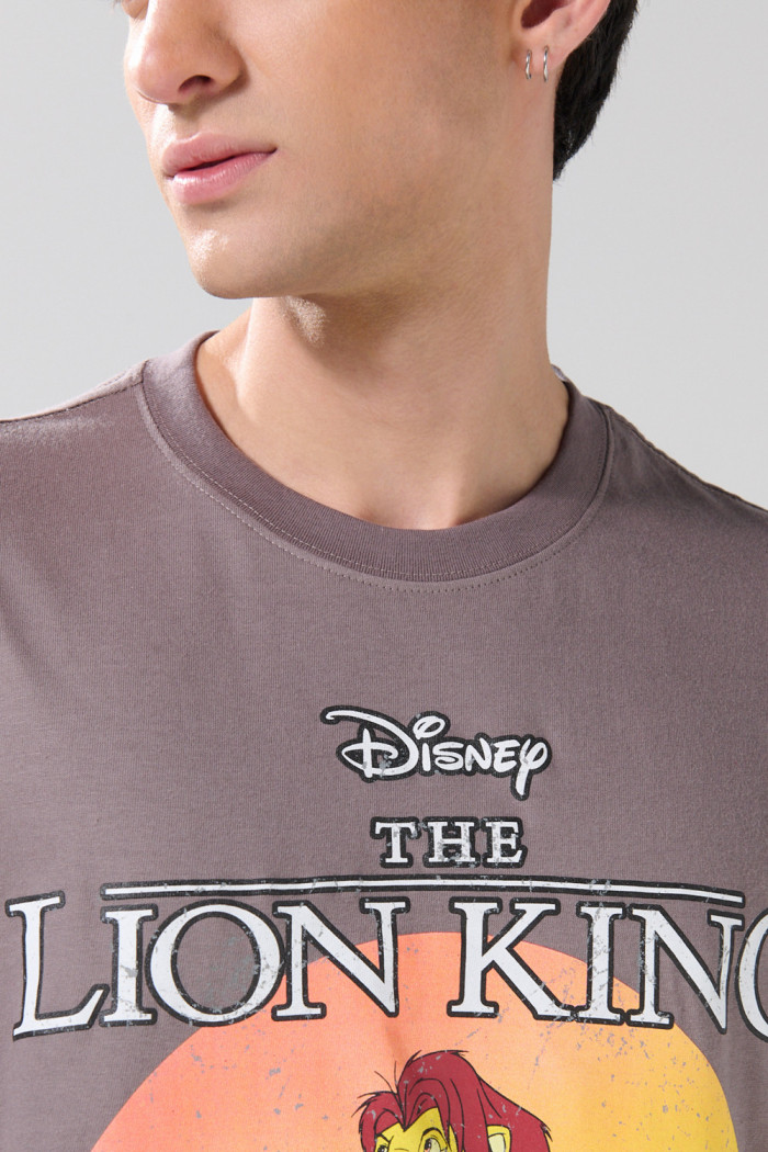 Camiseta cuello redondo gris medio con arte del Rey León