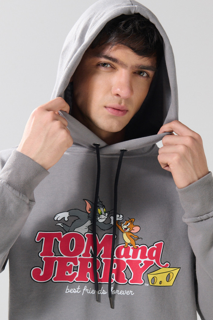 Buzo con capota gris medio y arte de Tom y Jerry