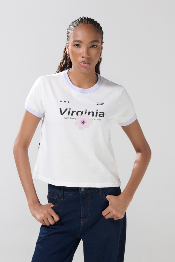 Camiseta college crema manga corta con contrastes lilas
