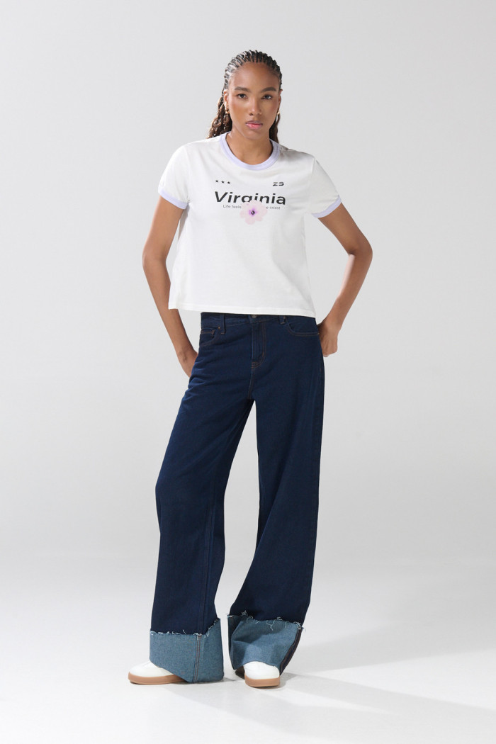Camiseta college crema manga corta con contrastes lilas
