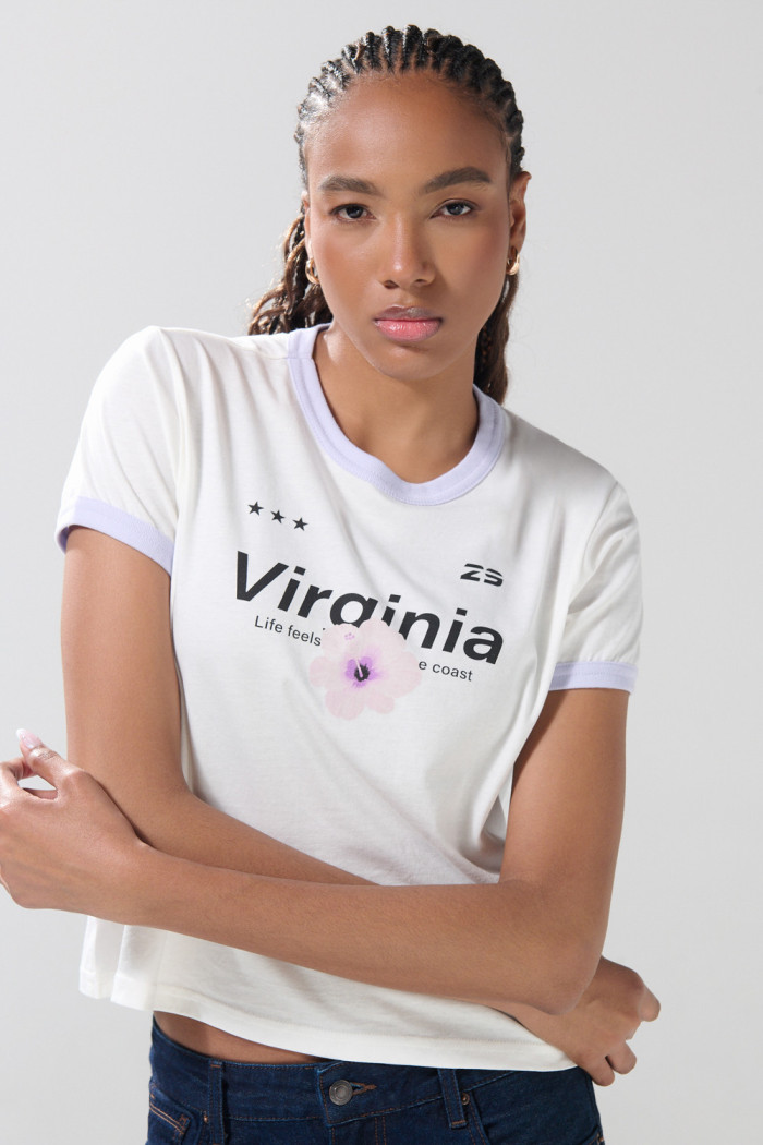Camiseta college crema manga corta con contrastes lilas
