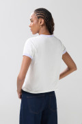 Camiseta college crema manga corta con contrastes lilas
