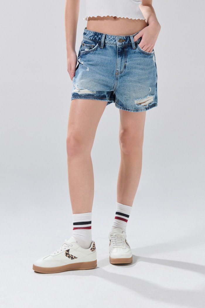 Short azul medio de jean con rotos y tiro alto