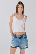 Short azul medio de jean con rotos y tiro alto