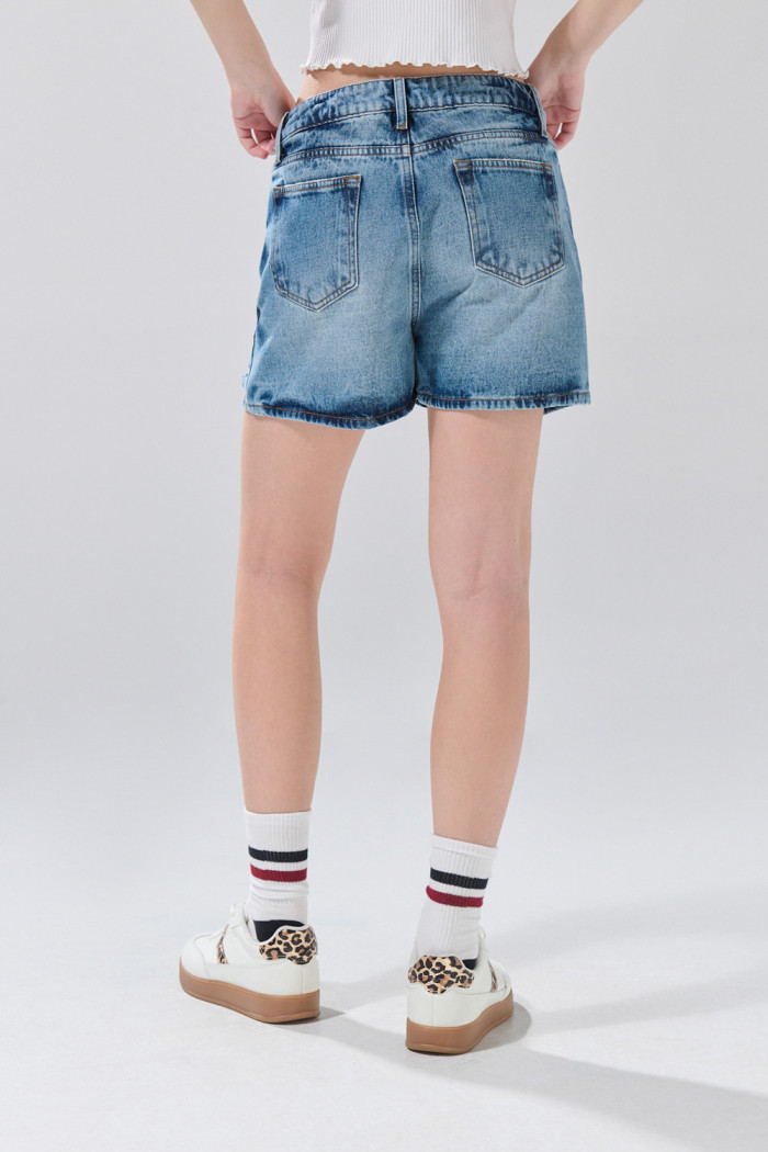 Short azul medio de jean con rotos y tiro alto