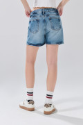 Short azul medio de jean con rotos y tiro alto