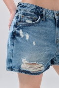 Short azul medio de jean con rotos y tiro alto