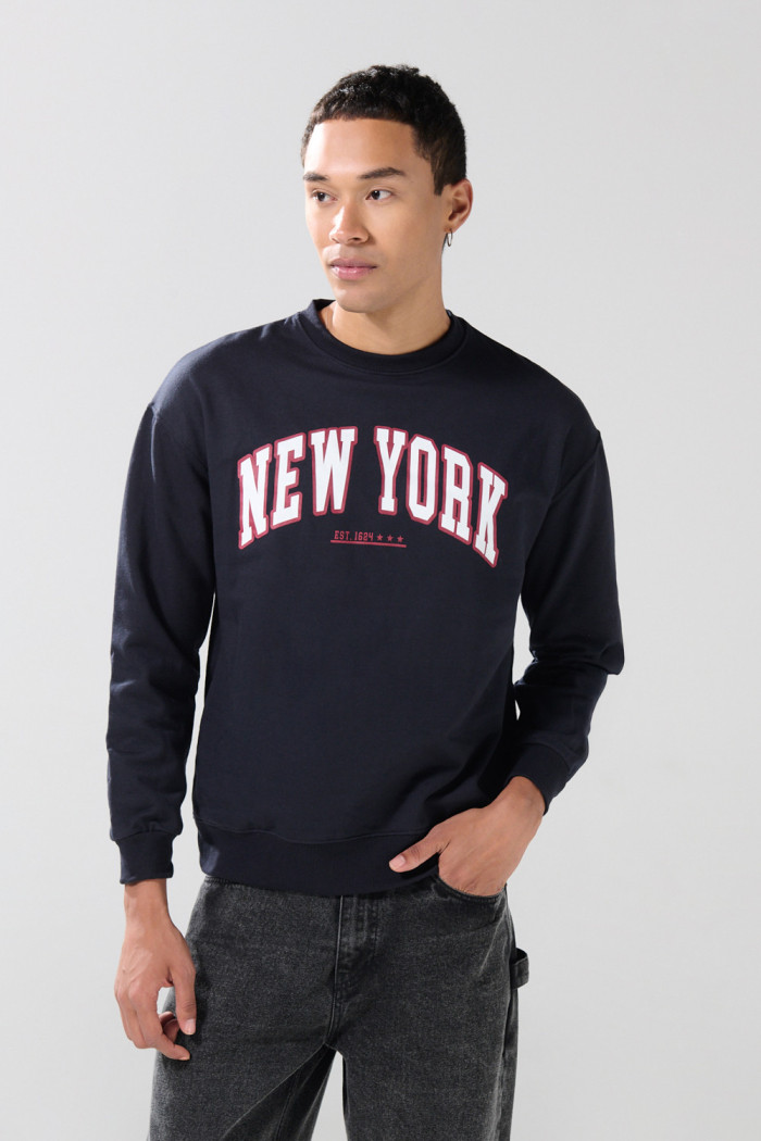 Buzo oversize cuello redondo con arte college oversize
