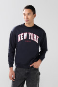 Buzo oversize cuello redondo con arte college oversize
