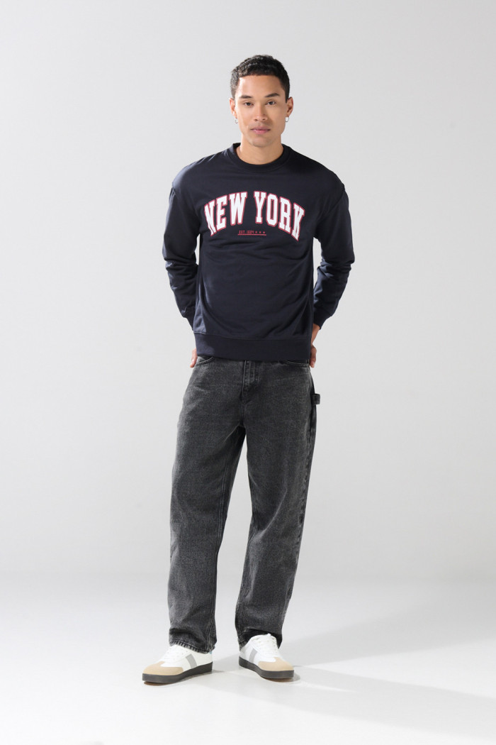 Buzo oversize cuello redondo con arte college oversize
