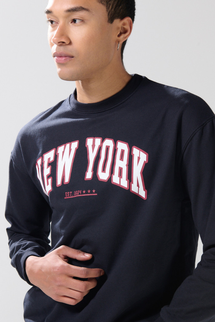 Buzo oversize cuello redondo con arte college oversize
