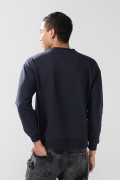 Buzo oversize cuello redondo con arte college oversize
