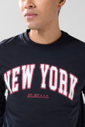 Buzo oversize cuello redondo con arte college oversize
