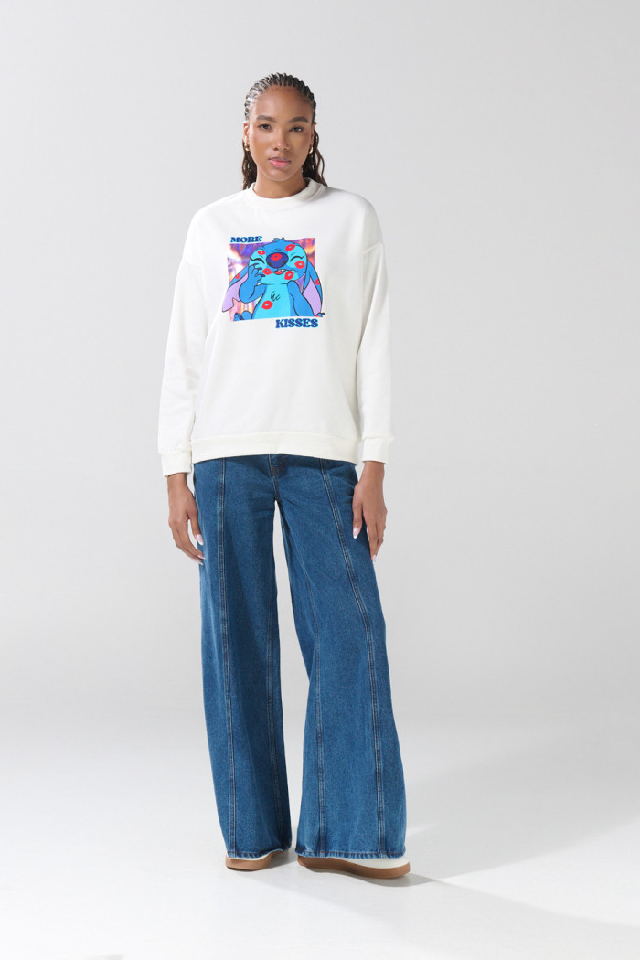 Buzo cuello redondo crema oversize de Lilo y Stitch
