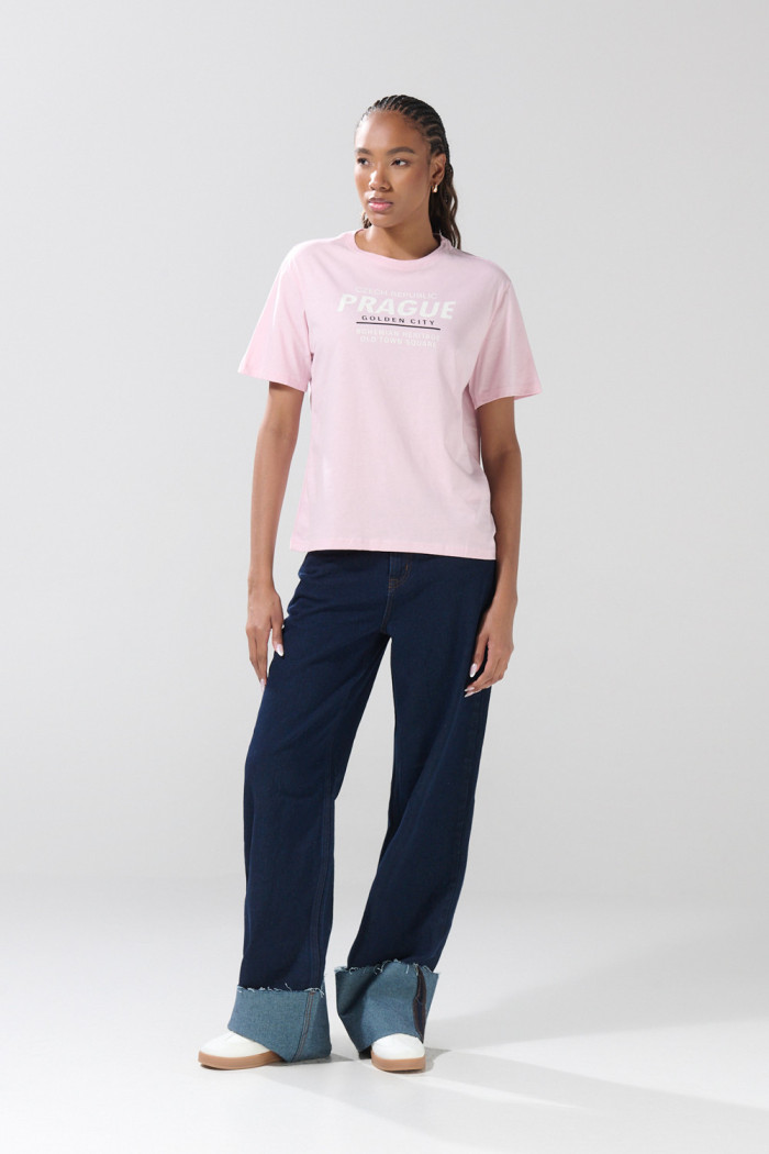 Camiseta en algodón college rosada con manga corta
