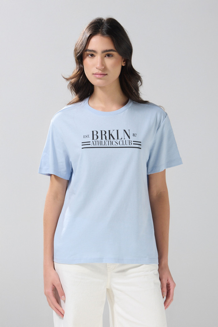 Camiseta en algodón college azul clara con manga corta
