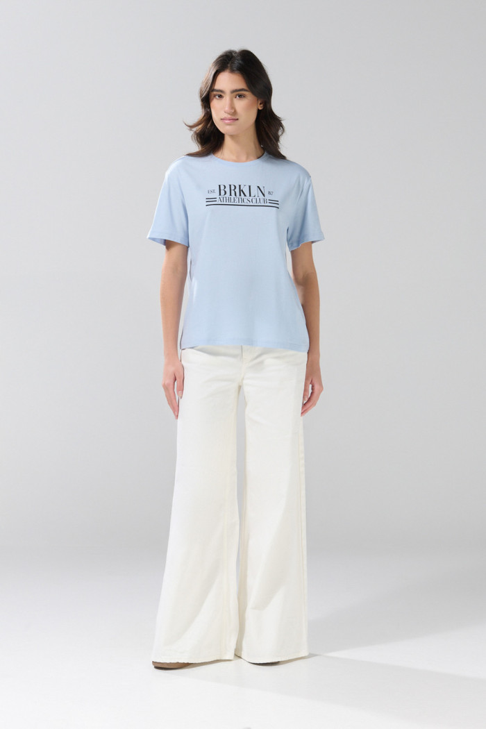 Camiseta en algodón college azul clara con manga corta
