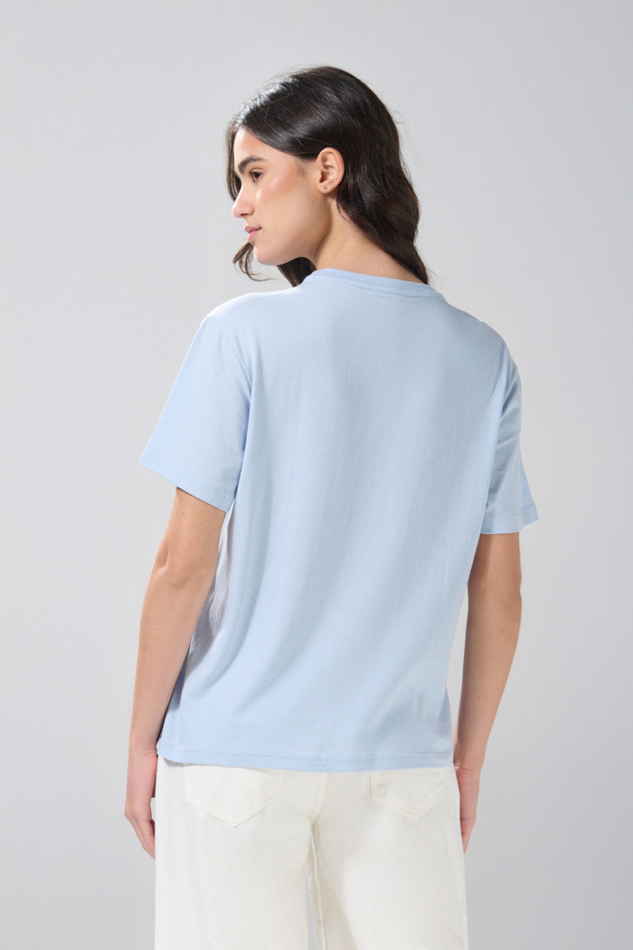 Camiseta en algodón college azul clara con manga corta
