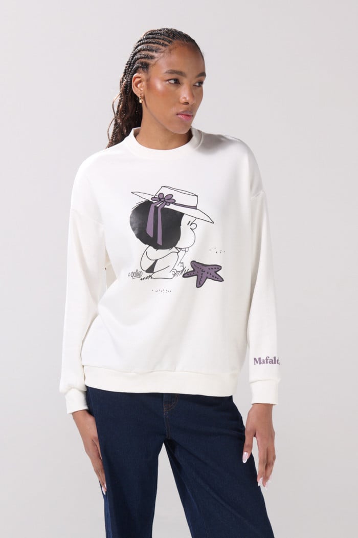 Buzo oversize cuello redondo crema con arte de Mafalda