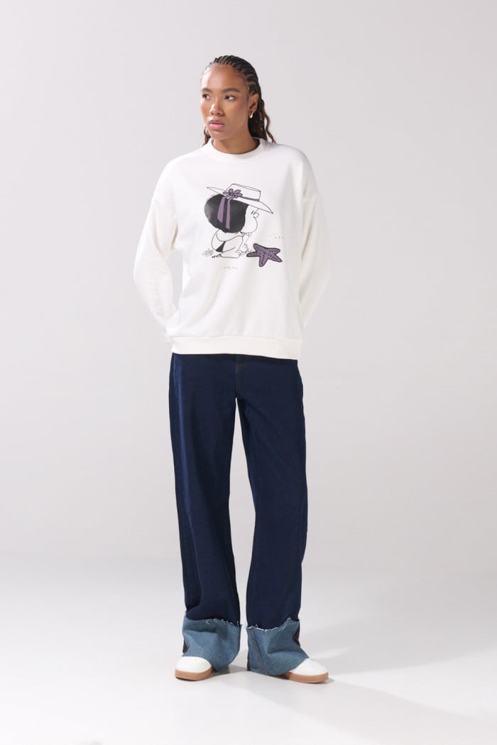 Buzo oversize cuello redondo crema con arte de Mafalda