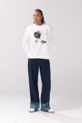 Buzo oversize cuello redondo crema con arte de Mafalda