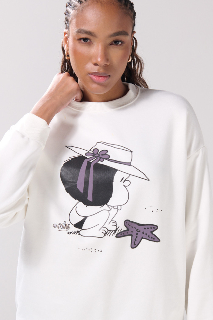 Buzo oversize cuello redondo crema con arte de Mafalda