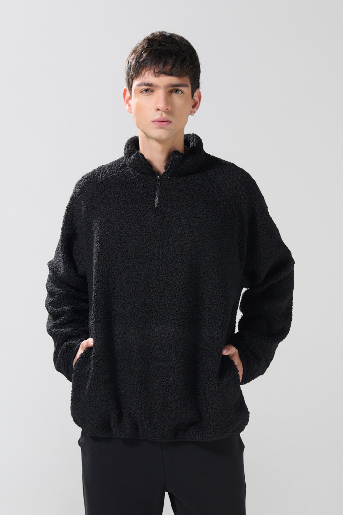 Buzo negro con cuello alto, cremallera y manga larga