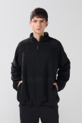 Buzo negro con cuello alto, cremallera y manga larga