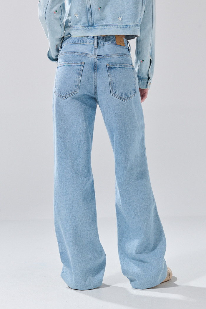 Jean straight low waist azul claro tiro bajo con bordados