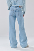 Jean straight low waist azul claro tiro bajo con bordados