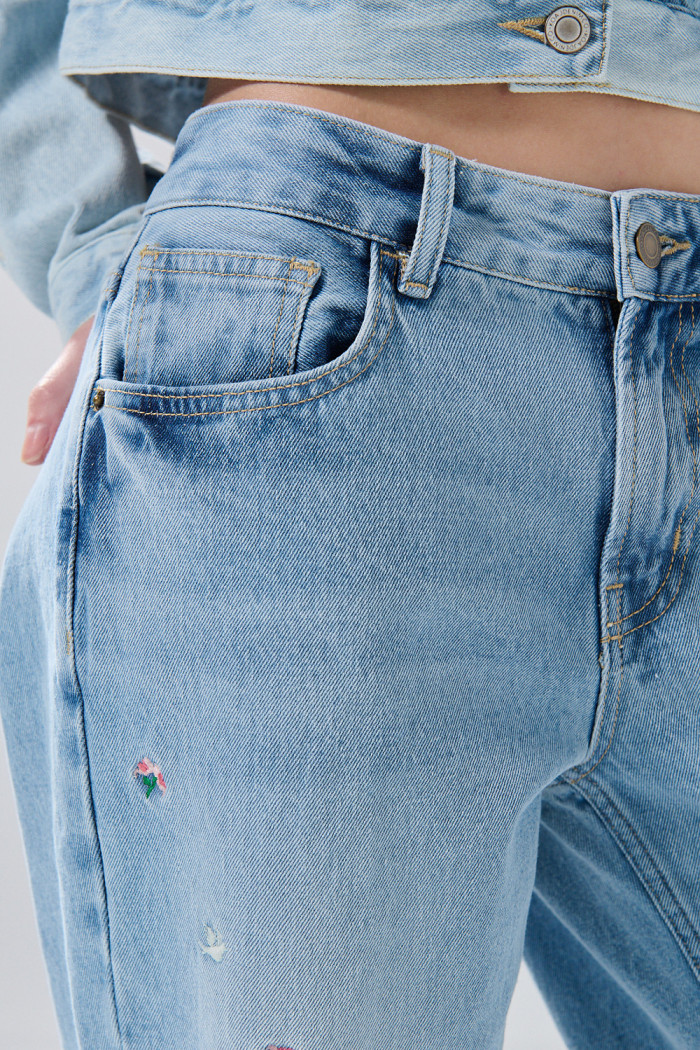 Jean straight low waist azul claro tiro bajo con bordados