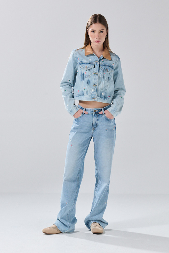Jean straight low waist azul claro tiro bajo con bordados