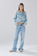 Jean straight low waist azul claro tiro bajo con bordados