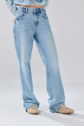 Jean straight low waist azul claro tiro bajo con bordados