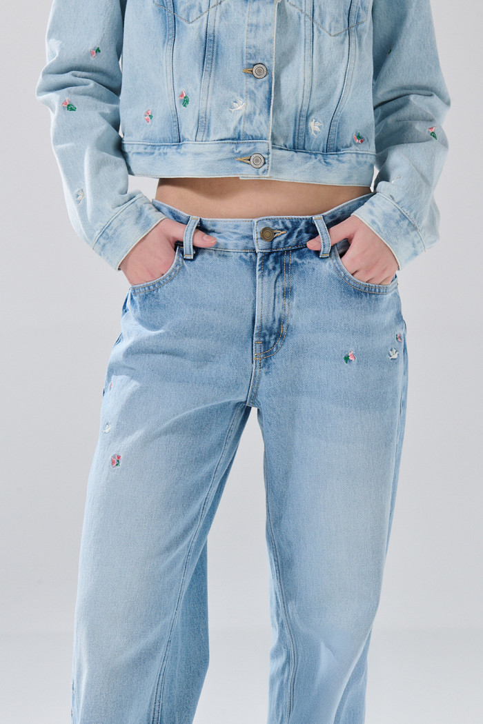 Jean straight low waist azul claro tiro bajo con bordados