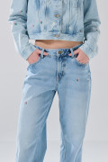 Jean straight low waist azul claro tiro bajo con bordados