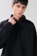 Buzo negro con cuello alto, cremallera y manga larga