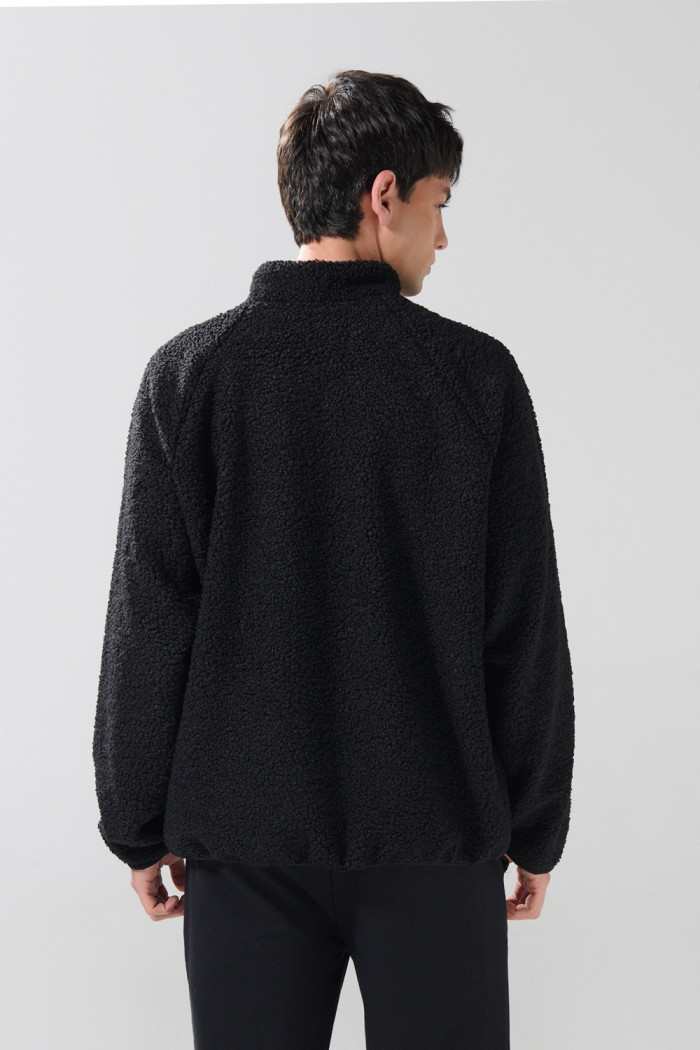 Buzo negro con cuello alto, cremallera y manga larga
