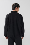 Buzo negro con cuello alto, cremallera y manga larga