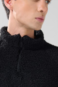 Buzo negro con cuello alto, cremallera y manga larga