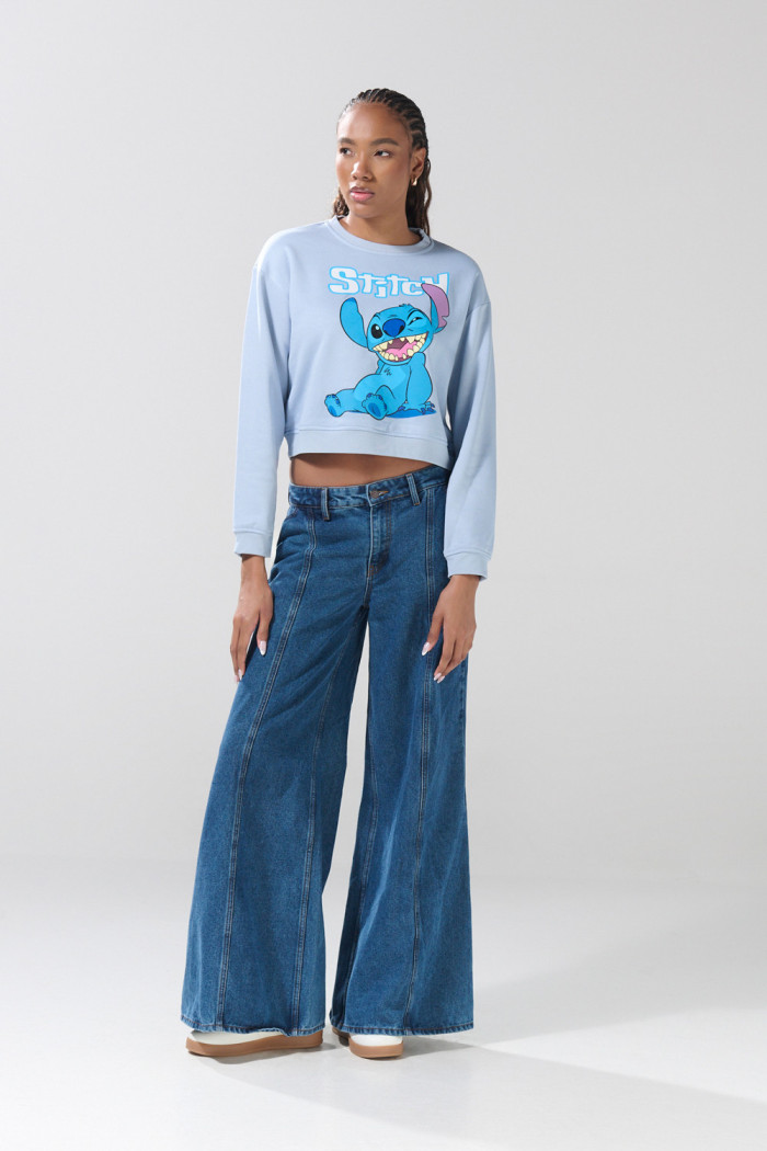Buzo azul claro cuello redondo con arte de Lilo y Stitch