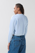 Buzo azul claro cuello redondo con arte de Lilo y Stitch