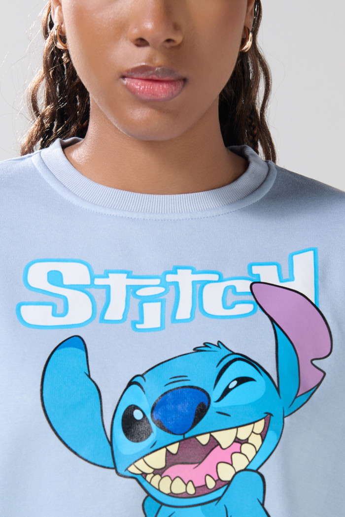 Buzo azul claro cuello redondo con arte de Lilo y Stitch