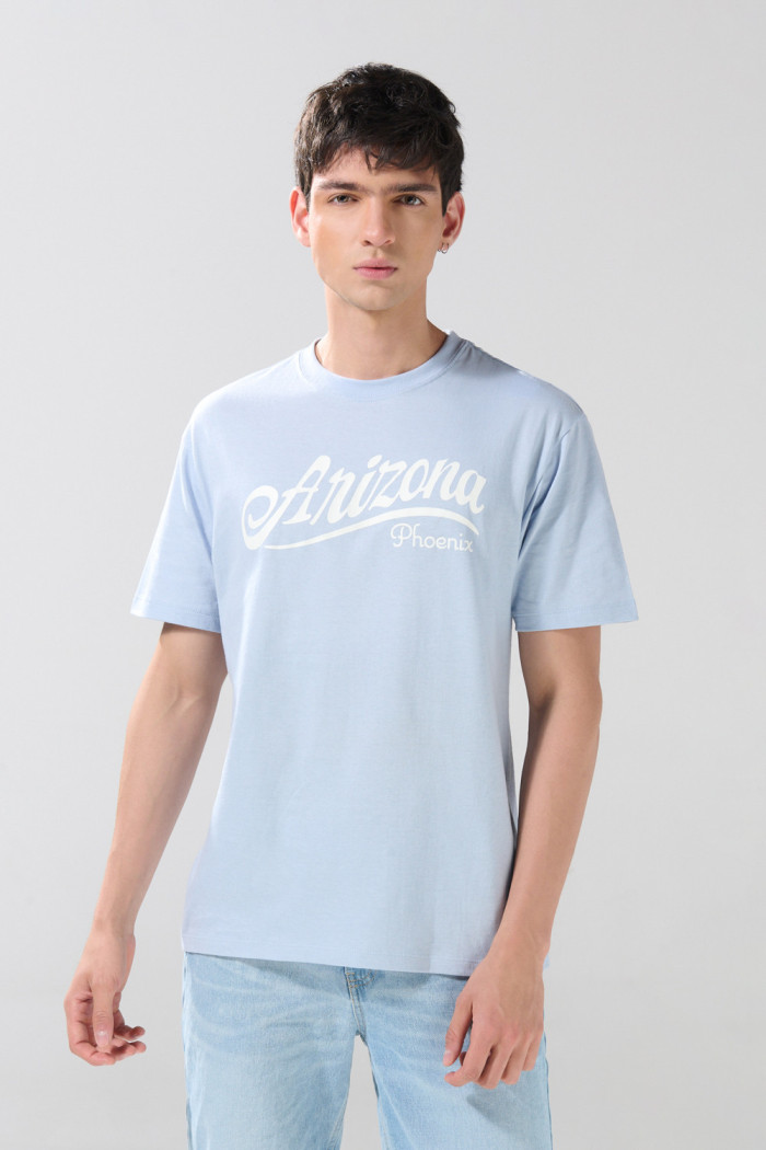 Camiseta manga corta azul clara con texto college blanco