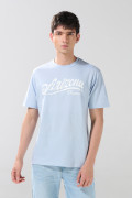 Camiseta manga corta azul clara con texto college blanco