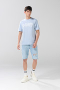 Camiseta manga corta azul clara con texto college blanco