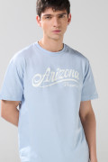 Camiseta manga corta azul clara con texto college blanco