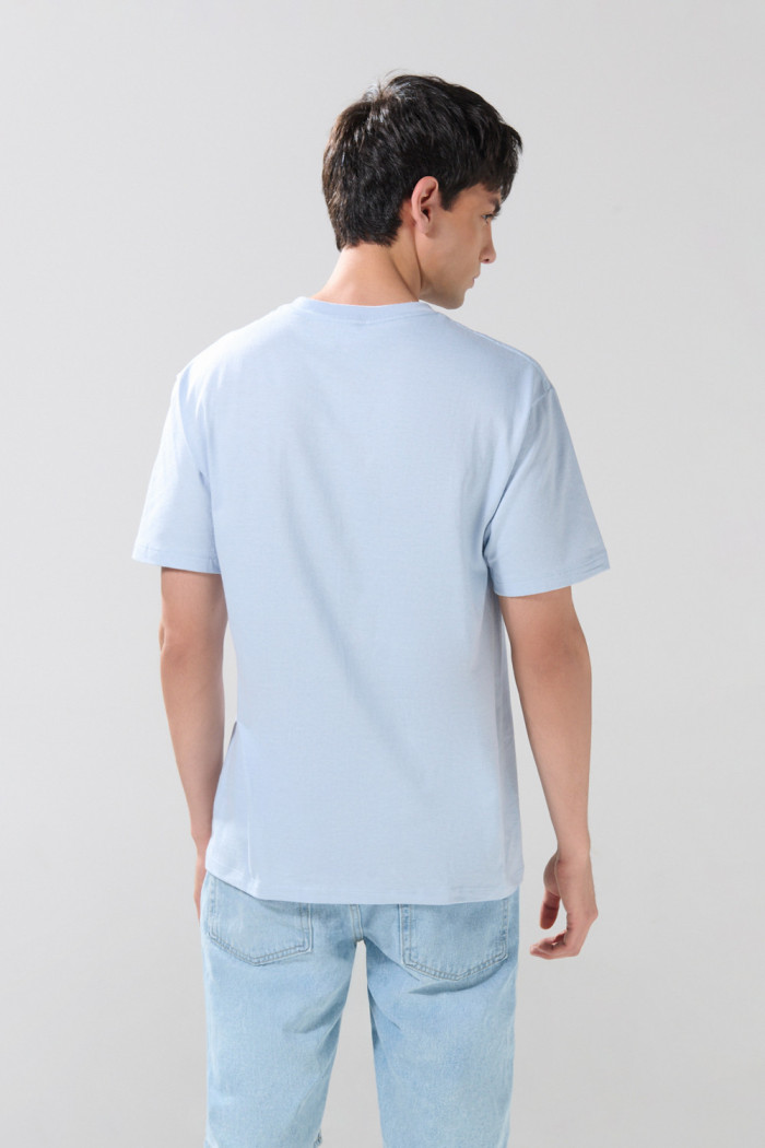 Camiseta manga corta azul clara con texto college blanco